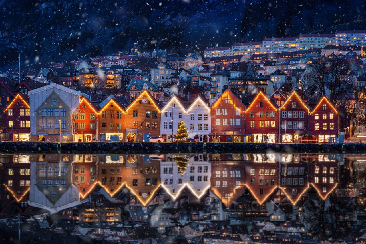 Les maisons de Bryggen, un quartier sur le quai de Bergen, illuminées pour Noël