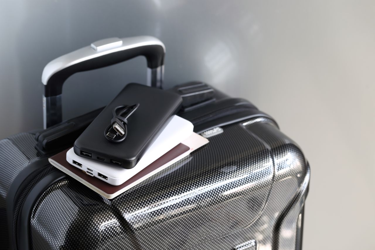 Powerbanks kan je niet meer gebruiken in het vliegtuig om je telefoon op te laden.