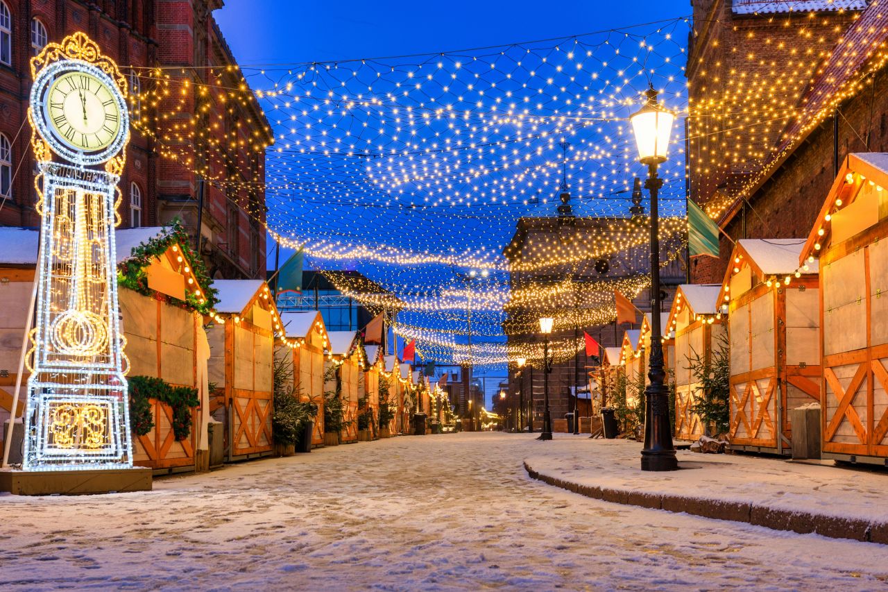 De besneeuwde kerstmarkt van Gdansk.
