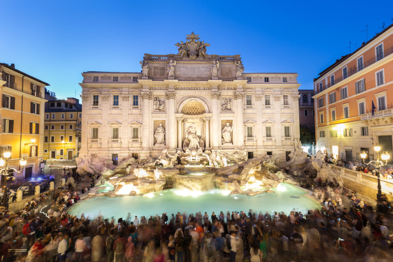 trevi fountain crowds in front