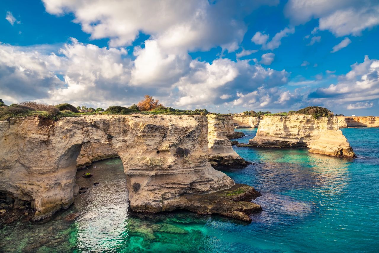 Lovers’ Arch at Faraglioni di Sant’Andrea on the Salento coast in Puglia, Italy, before collapsing during a February 2026 Adriatic storm