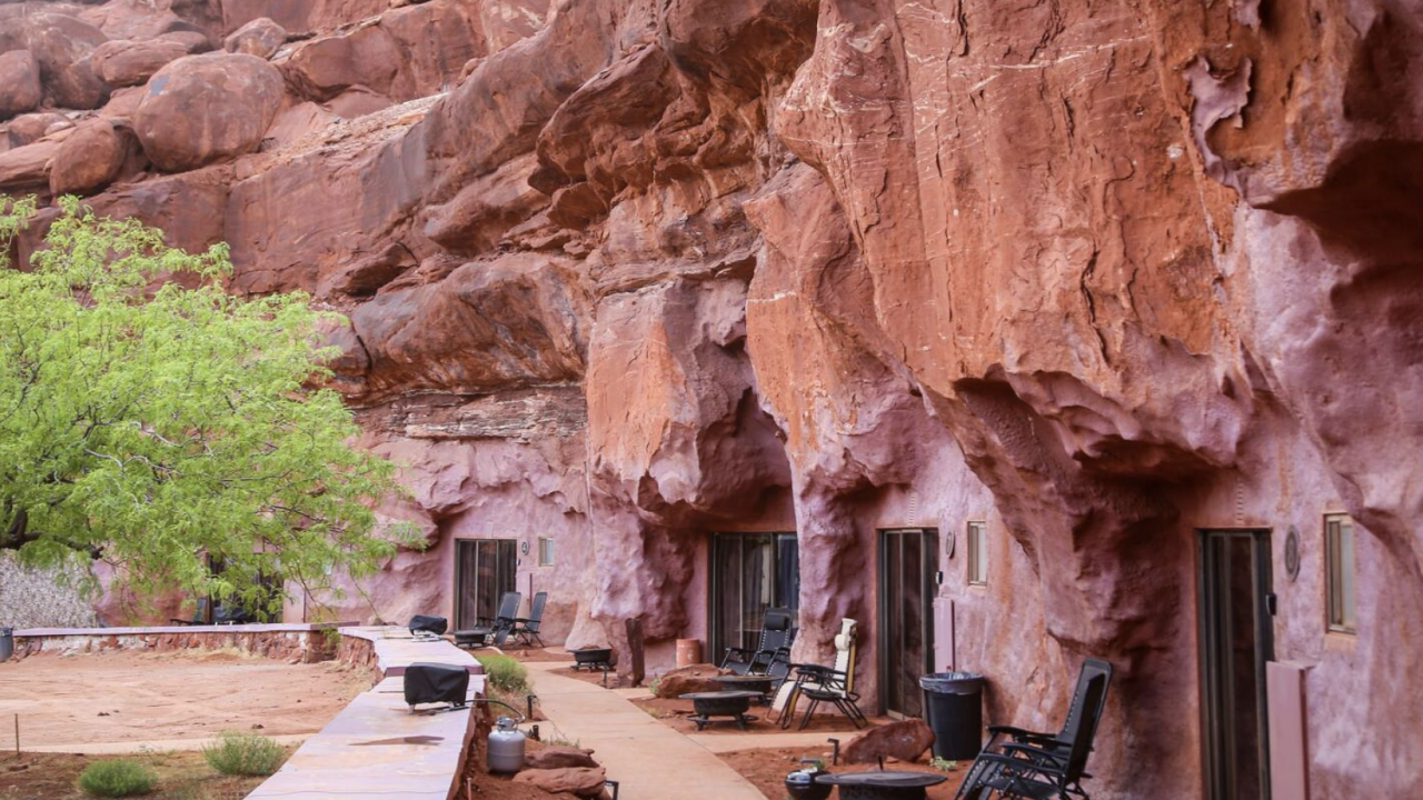 Red Cave Inn Red Rock Cave Hotel