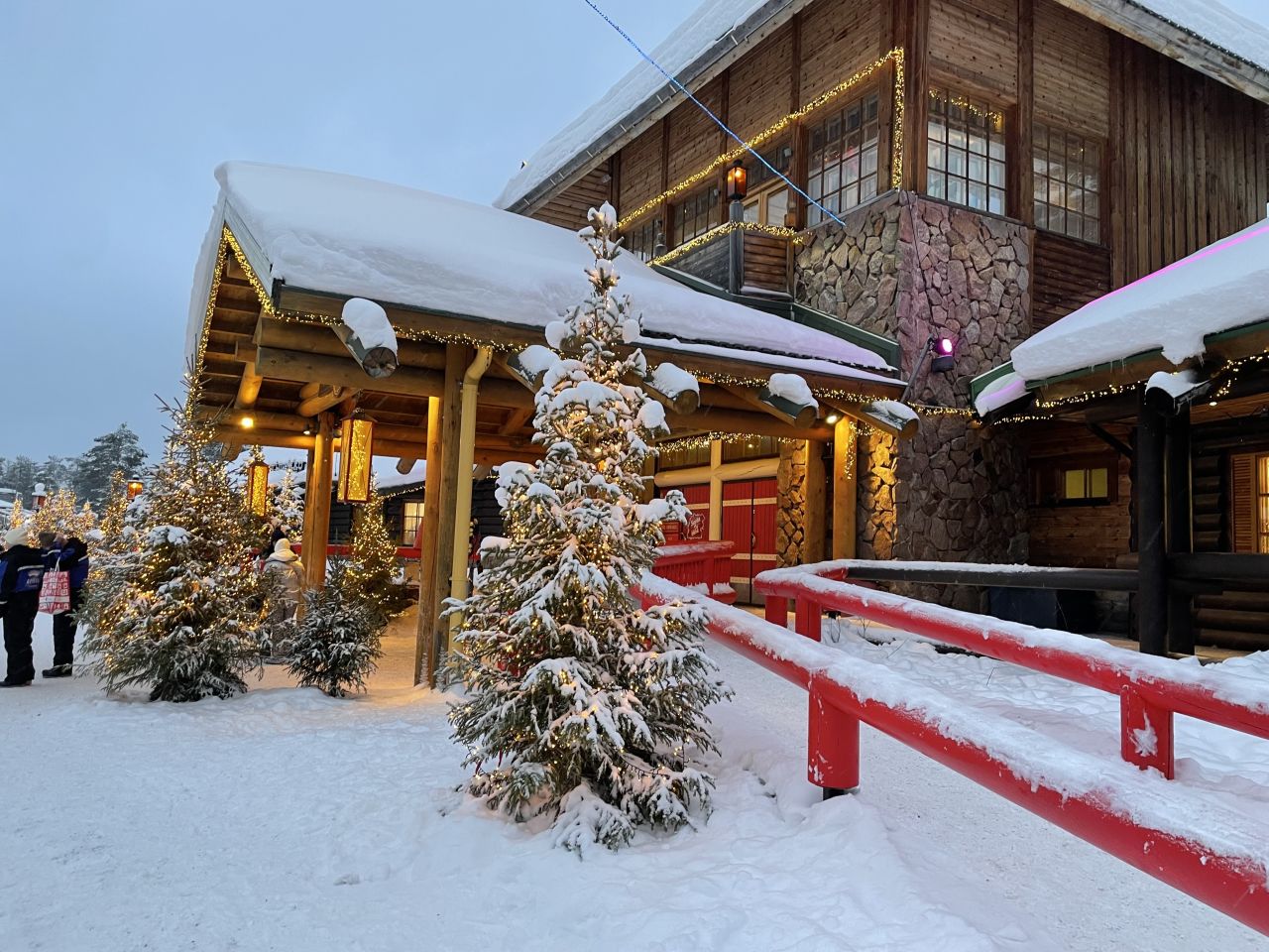 Santa Claus Express: Mais do que um trem noturno, é o prelúdio da sua aventura na Lapônia. Esqueça as longas horas de voo ou a fadiga da estrada. Imagine adormecer em uma cabine aconchegante em Helsinque e acordar no coração coberto de neve de Rovaniemi, a cidade oficial do Papai Noel. Este serviço lendário da VR não é apenas um meio de transporte; é uma experiência mágica que te leva diretamente ao Círculo Polar Ártico, combinando o charme da viagem ferroviária com o conforto de um hotel sobre trilhos. Prepare-se para trocar a paisagem urbana pelas florestas silenciosas e estreladas da Finlândia. Sua jornada para encontrar a Aurora Boreal e a magia do Natal começa aqui.