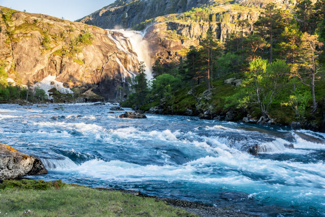Husendalen vallei met waterval in Noorwegen.
