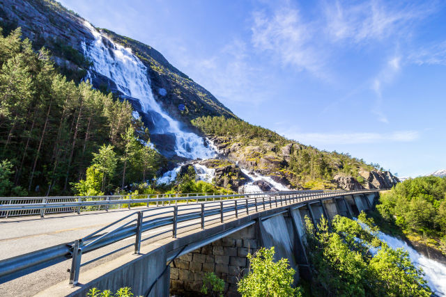 Autoweg langs de Langfossen watervallen in Noorwegen.