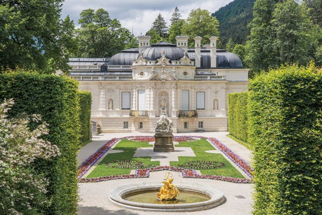 Castle Linderhof with hedges and a fountain in front