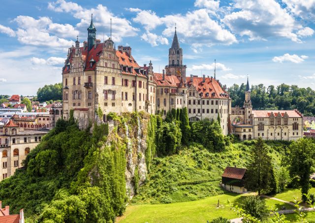 Castello di Sigmaringen. Panorama dei borghi della Foresta Nera con prati verdi e cielo azzurro