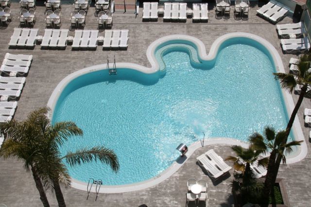 Buitenzwembad van driesterrenhotel-Reymar Playa in Malgrat de Mar, Spanje.