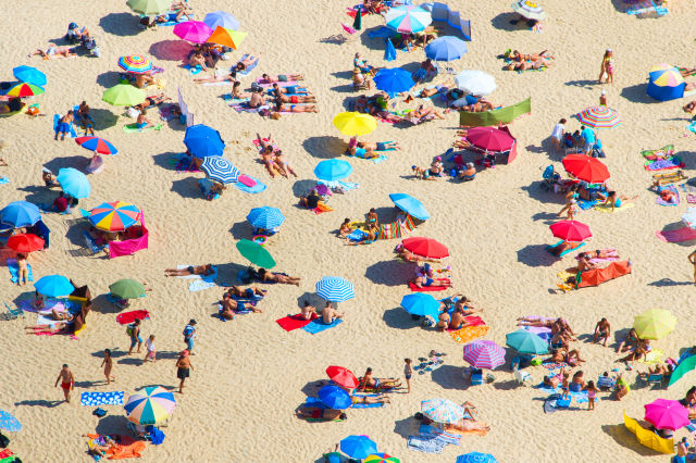 Volle stranden tijdens de hittegolf in Europa: vraag naar Coolcation.