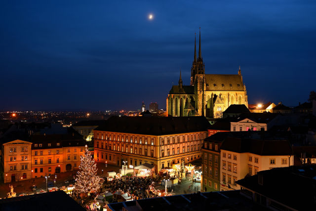De leuke kerstmarkt op het grote plein in Brno, Tsjechië.