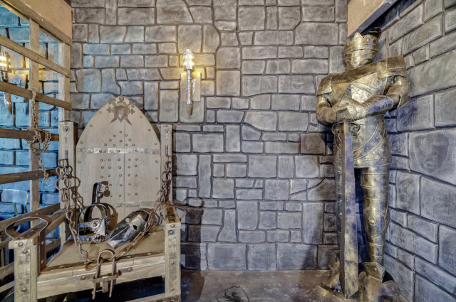 Dungeon escape room