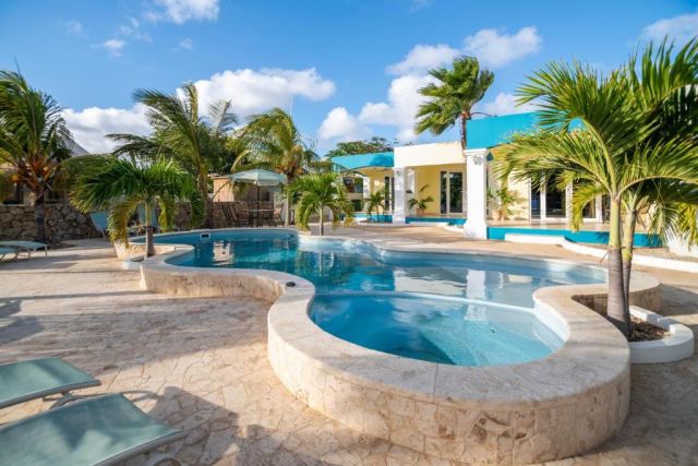Aqua Viva Suites pool