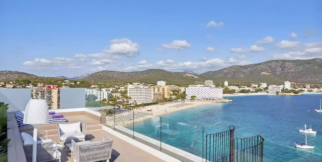 Uitzicht op het strand en de zee vanaf het dak van Fergus Style Tobago 5* - Adults Only op Mallorca, Spanje.