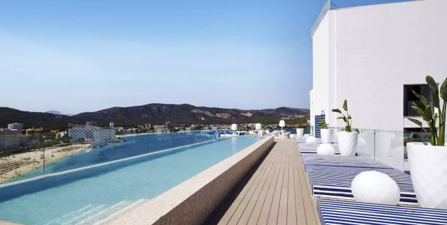 Uitzicht vanaf het dak van Fergus Style Tobago 5* - Adults Only op Mallorca, Spanje, met zwembad en zeezicht.