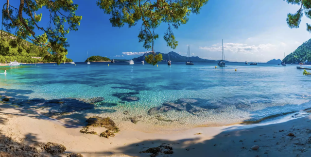 Strand en blauwe zee op Mallorca, Spanje.