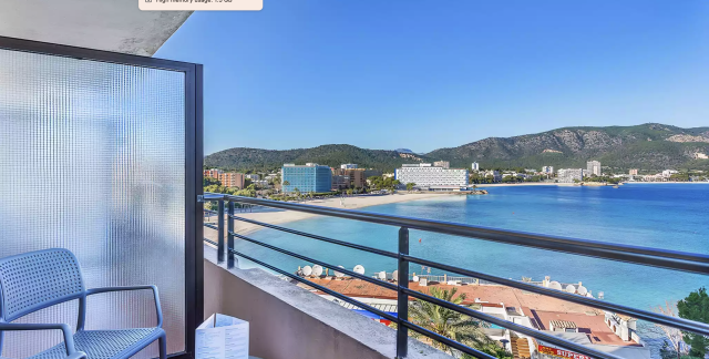 Uitzicht op de baai vanaf het terras van een hotelkamer van Fergus Style Tobago 5* - Adults Only op Mallorca, Spanje.