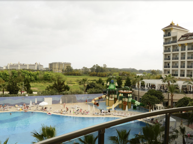 Impressie van het hotel en buitenzwembad van het 5*-Lake and River Side in Side, Turkije.