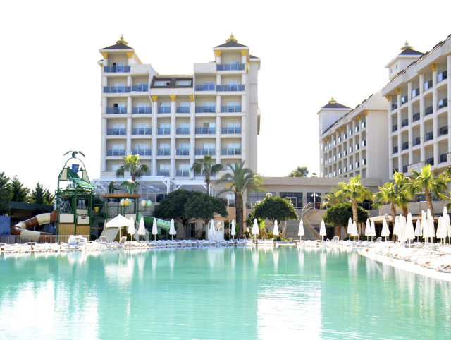 Impressie van het hotel en buitenzwembad van het 5*-Lake and River Side in Side, Turkije.