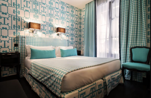 Hotelkamer van Monceau Elysées in Parijs, Frankrijk.