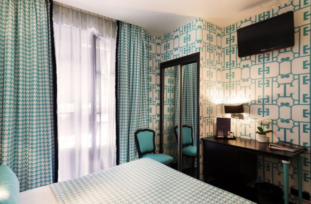 Hotelkamer van Monceau Elysées in Parijs, Frankrijk.
