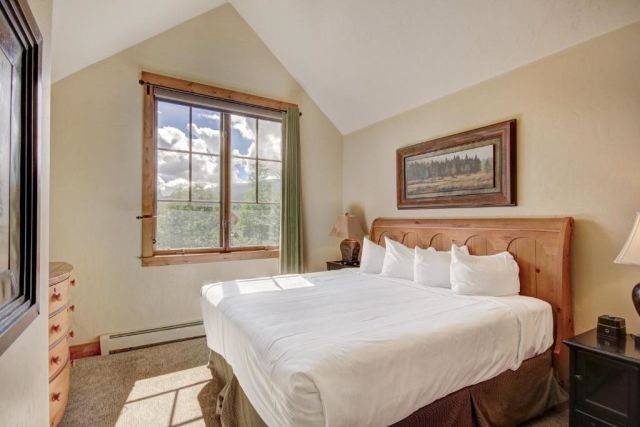 Mountain Thunder Lodge room