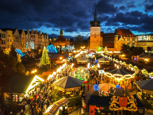De verlichte kerstmarkt in het centrum van Gdansk.