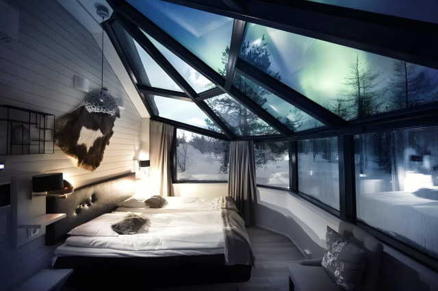 Zicht vanuit de iglo van Santa's Igloos Arctic Circle op het noorderlicht.
