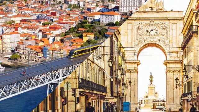 Dom Luis I Bridge in Porto aan de linkerkant en de Rua Augusta straat in Lissabon.