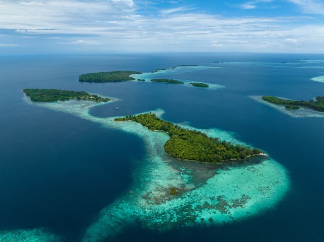 Aerial view van meerdere eilanden van eilandengroep Solomon Islands.