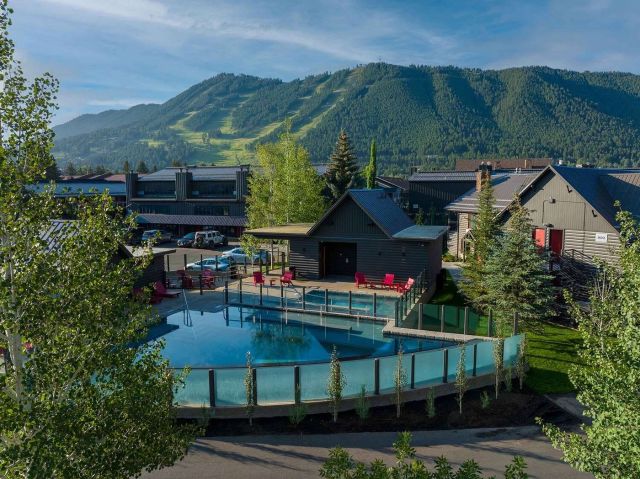Mountain Modern Jackson Hole infinity pool