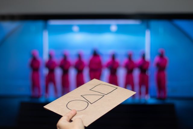 Beelden refererend naar Squid Game van Netflix.