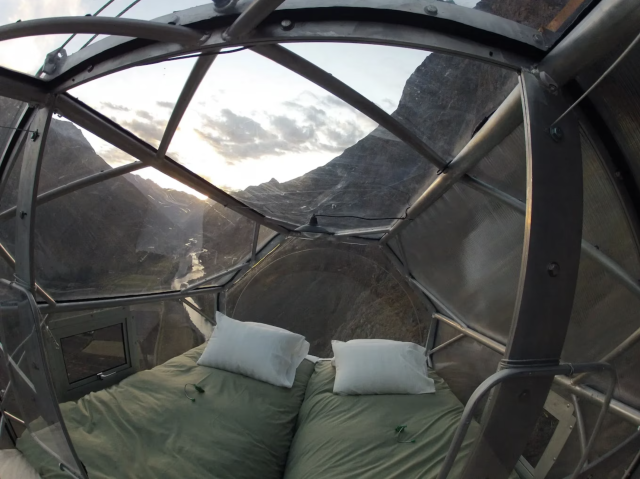 De glazen capsule van Skylodge Adventure Suites in Peru.