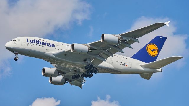 Lufthansa vlieftuig in de lucht.