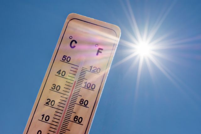 Thermometer die een hoge temperatuur aangeeft tijdens een hittegolf.