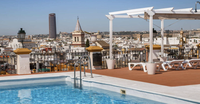 4*-Exe Sevilla Macarena met zwembad op het dak en uitzicht op de stad.