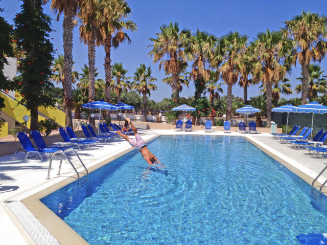 Zwembad bij het Black Diamond hotel op Kos, Griekse Eilanden.
