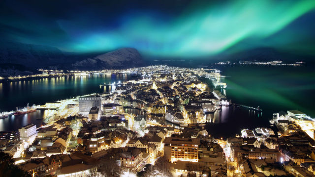 Ålesund: Weiße Weihnacht mit Polarlichtern & der Familie
