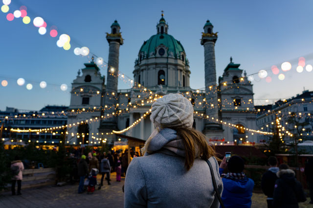 Kunst-Weihnachtsmarkt in Wien am Karlsplatz