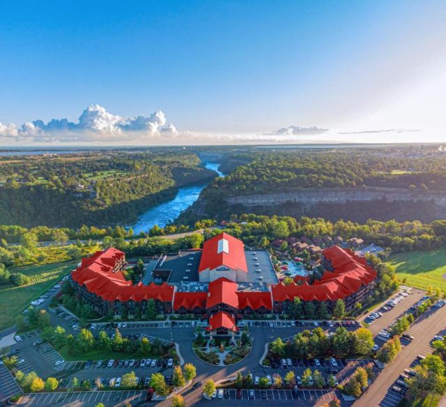Great Wolf Lodge Has a Massive Indoor Water Park Near Niagara Falls 🐺🌊