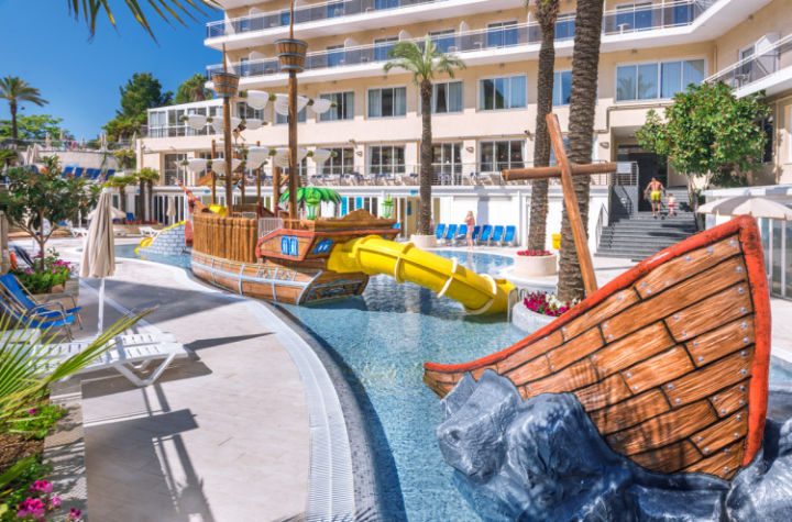 Hotel 4* con Parque Acuático y Media Pensión en Calella