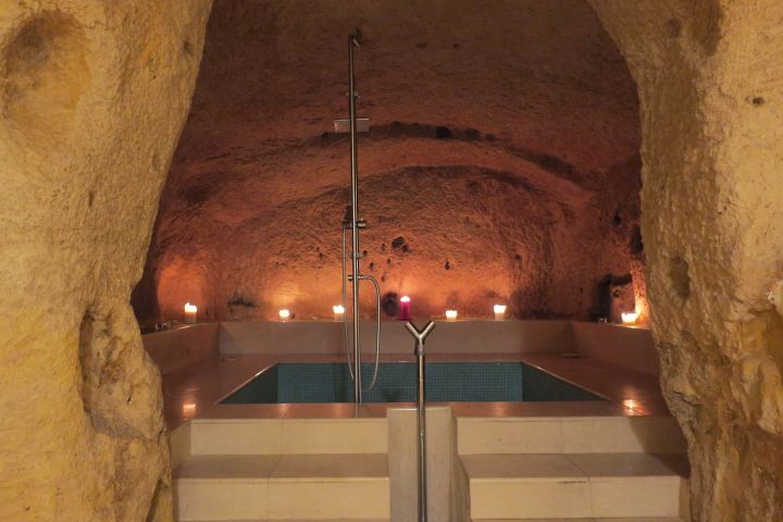 Alojamiento con bañera en toba volcánica en Matera