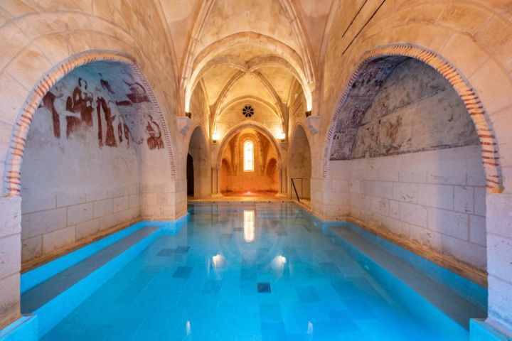 Lujo y Bienestar: Hotel Balneario en Monasterio del Siglo XII