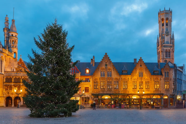 Mercados de Navidad en Brujas

La oferta es válida para los meses de diciembre y enero, con vuelos y alojamiento de 2 o 3 noches desde 173€ por persona.
Qué incluye el viaje a los mercados navideños

Vuelos a Bruselas o Charleroi.
2 o 3 noches de hotel en régimen de alojamiento y desayuno.
Traslado a Brujas en tren (desde 20€ por trayecto) o autobús (desde 8€ por trayecto).

Cómo llegar a Brujas desde el aeropuerto
Al llegar a Bruselas o Charleroi, puedes tomar un tren o autobús directo hasta Brujas. La duración del trayecto es de aproximadamente una hora. Revisa primero el aeropuerto de llegada para elegir la opción más económica y rápida.

Fechas y duración de los mercados navideños
Los mercados de Navidad en Brujas suelen celebrarse desde finales de noviembre hasta principios de enero. En la edición anterior, las fechas fueron del 21 de noviembre al 4 de enero. Puedes personalizar tu búsqueda para encontrar la mejor oferta disponible.

Duración habitual: 2 o 3 noches.
Época recomendada: diciembre y principios de enero.
Precio desde: 173€ por persona.


Recomendaciones para tu estancia
Para disfrutar al máximo de los mercados, te sugerimos reservar con antelación y comparar los precios de tren y autobús. Brujas ofrece un ambiente único con sus puestos de artesanía, gastronomía local y luces navideñas.