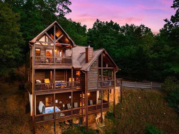 A Stunning Log Cabin in the Blue Ridge Mtns. ⛰️ 🪵 | TravelPirates