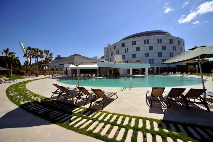 🎢 Isla Mágica con hotel 5* y entradas