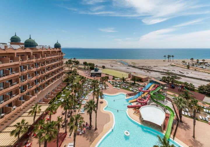 Hotel 4* en Roquetas de Mar con toboganes y media pensión