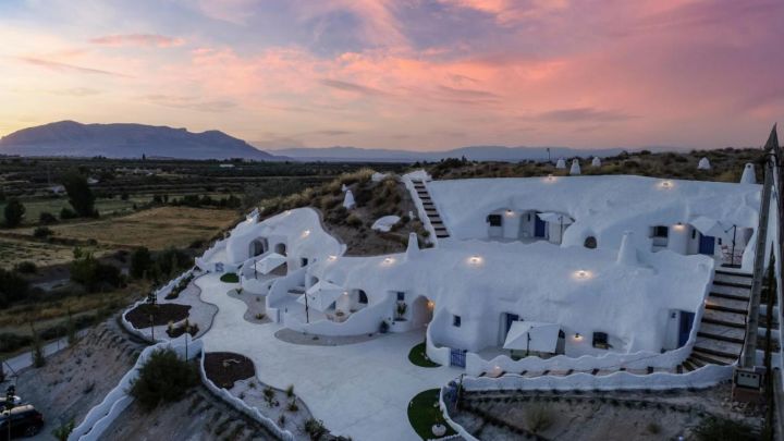 Casas cueva en Granada con estética de Santorini