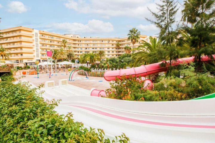 Hotel con Toboganes y Media Pensión en Salou