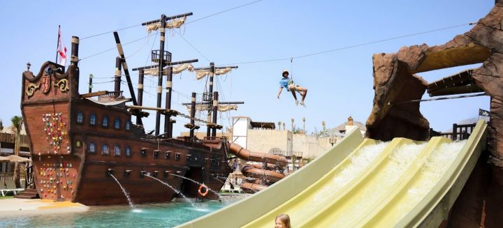 ¡Sube a bordo de este hotel pirata con toboganes! 🏴☠️⚓️