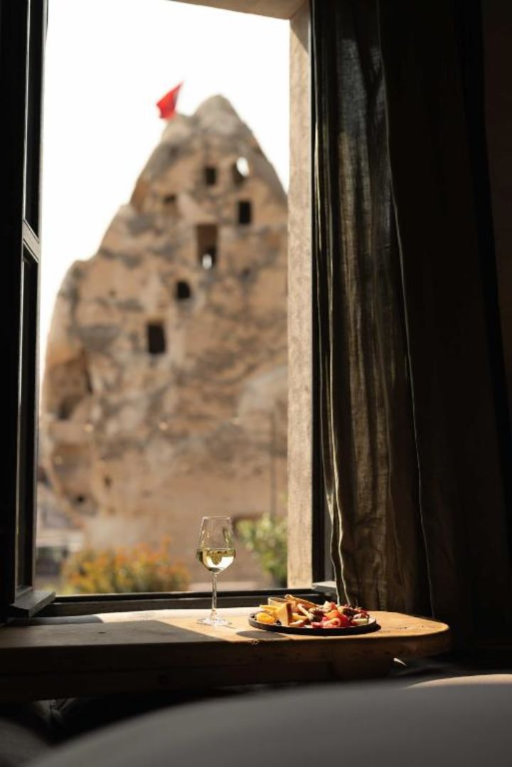 This Cappadocia Cave Hotel Is EVERYTHING & Has a Cave Pool 🪨 🎈🧺